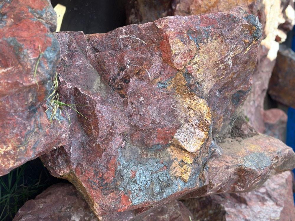 Камни для ландшафтного дизайна красно-фиолетовые 10-60 килограмм купить в Орловской области