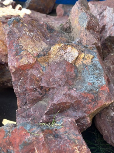 Камни для ландшафтного дизайна красно-фиолетовые 10-60 килограмм купить в Орловской области