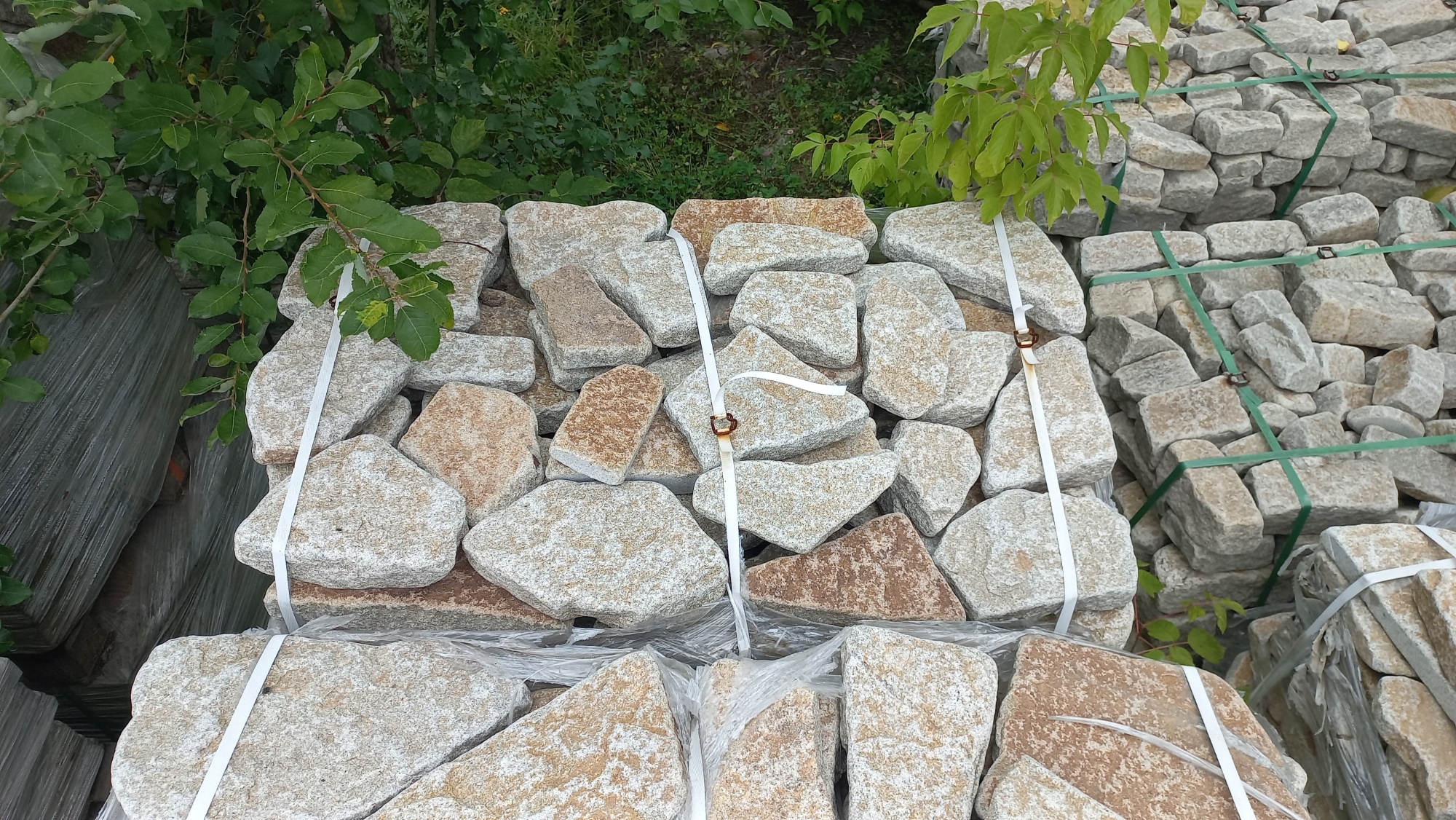 Плитняк галтованный гранитный для ландшафтного дизайна купить в Орловской области