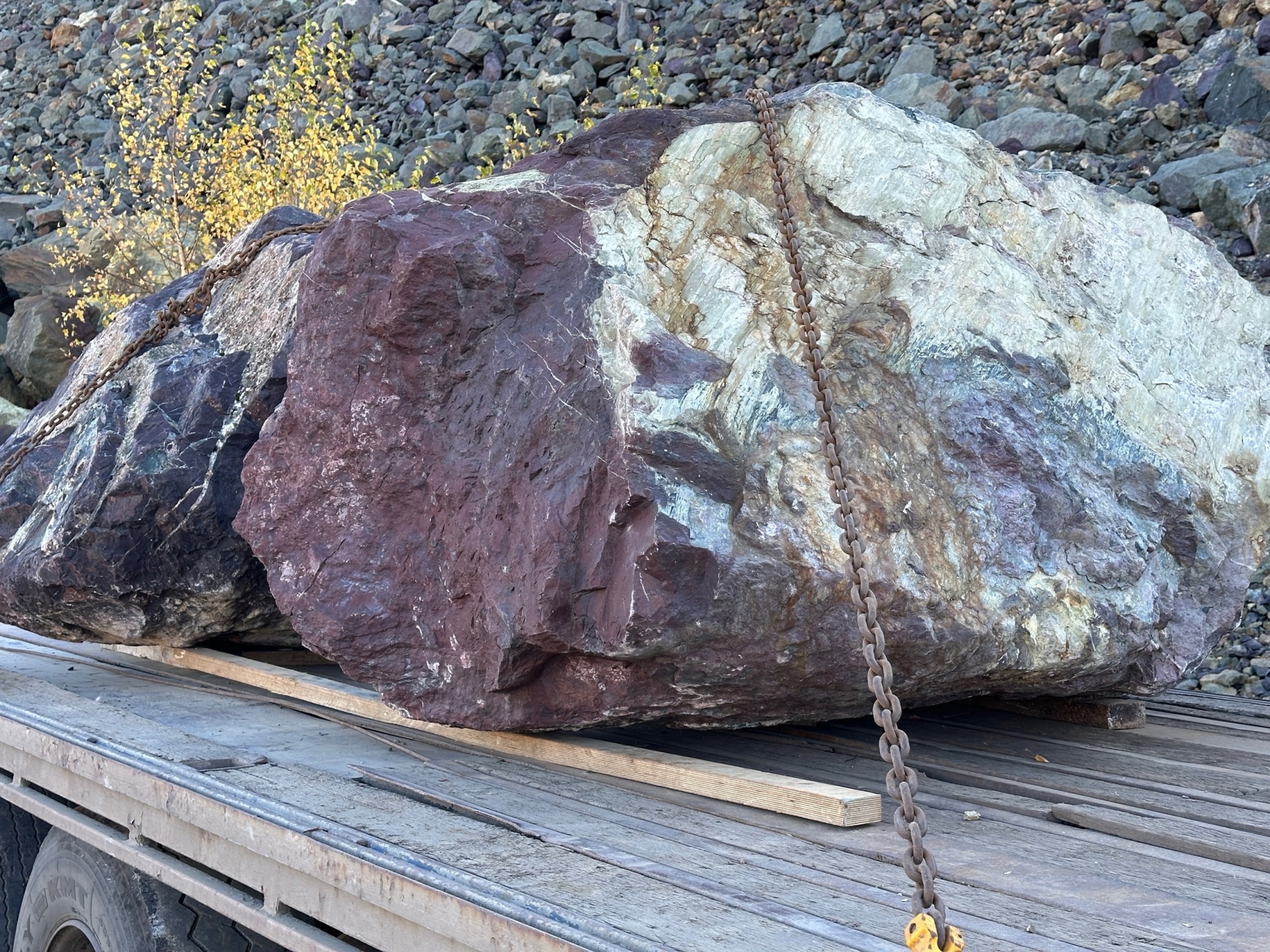 Огромные красно-фиолетовые валуны для ландшафтного дизайна весом более 5 тонн купить в Орловской области