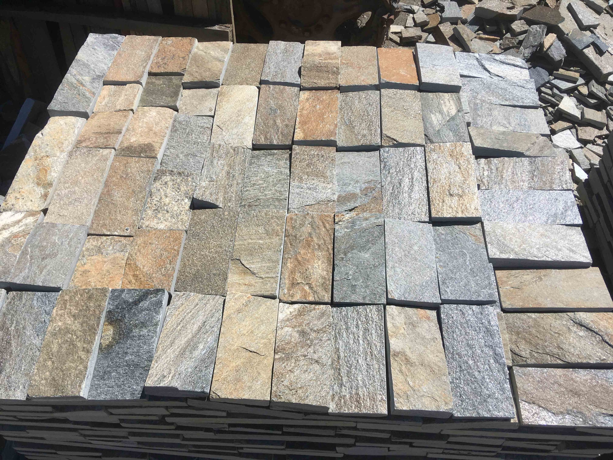 Плитка пилёная златолит Уральский для цоколя, отмостки купить в Орловской области