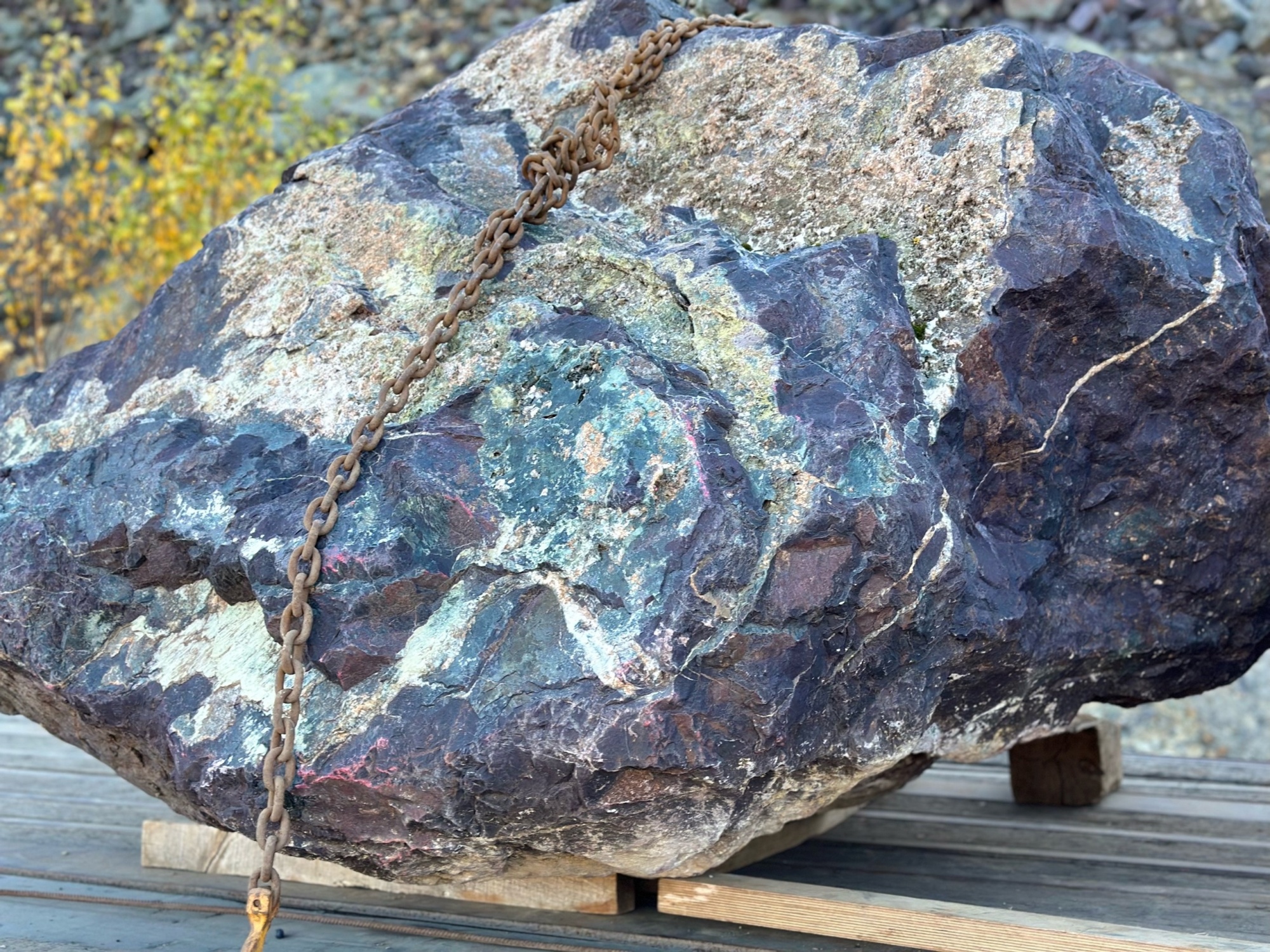 Огромные красно-фиолетовые валуны для ландшафтного дизайна весом более 5 тонн купить в Орловской области