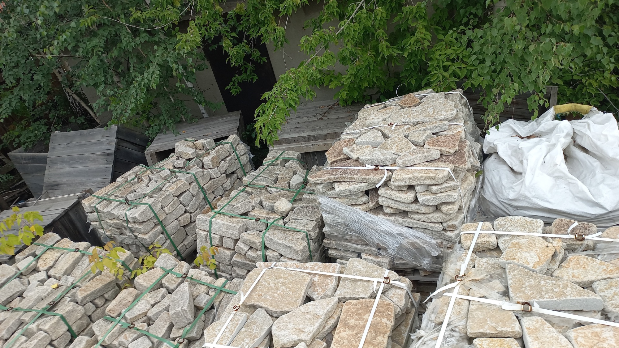 Плитняк гранитный галтованный купить в Орловской области