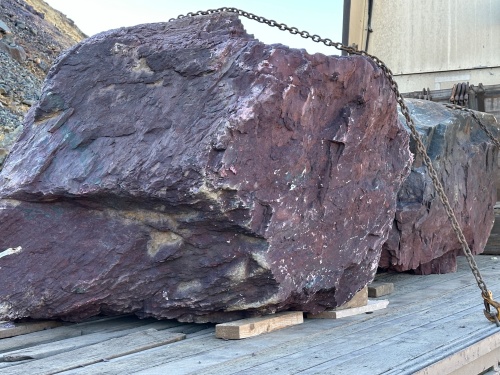 Огромные красно-фиолетовые валуны для ландшафтного дизайна весом более 5 тонн купить в Орловской области