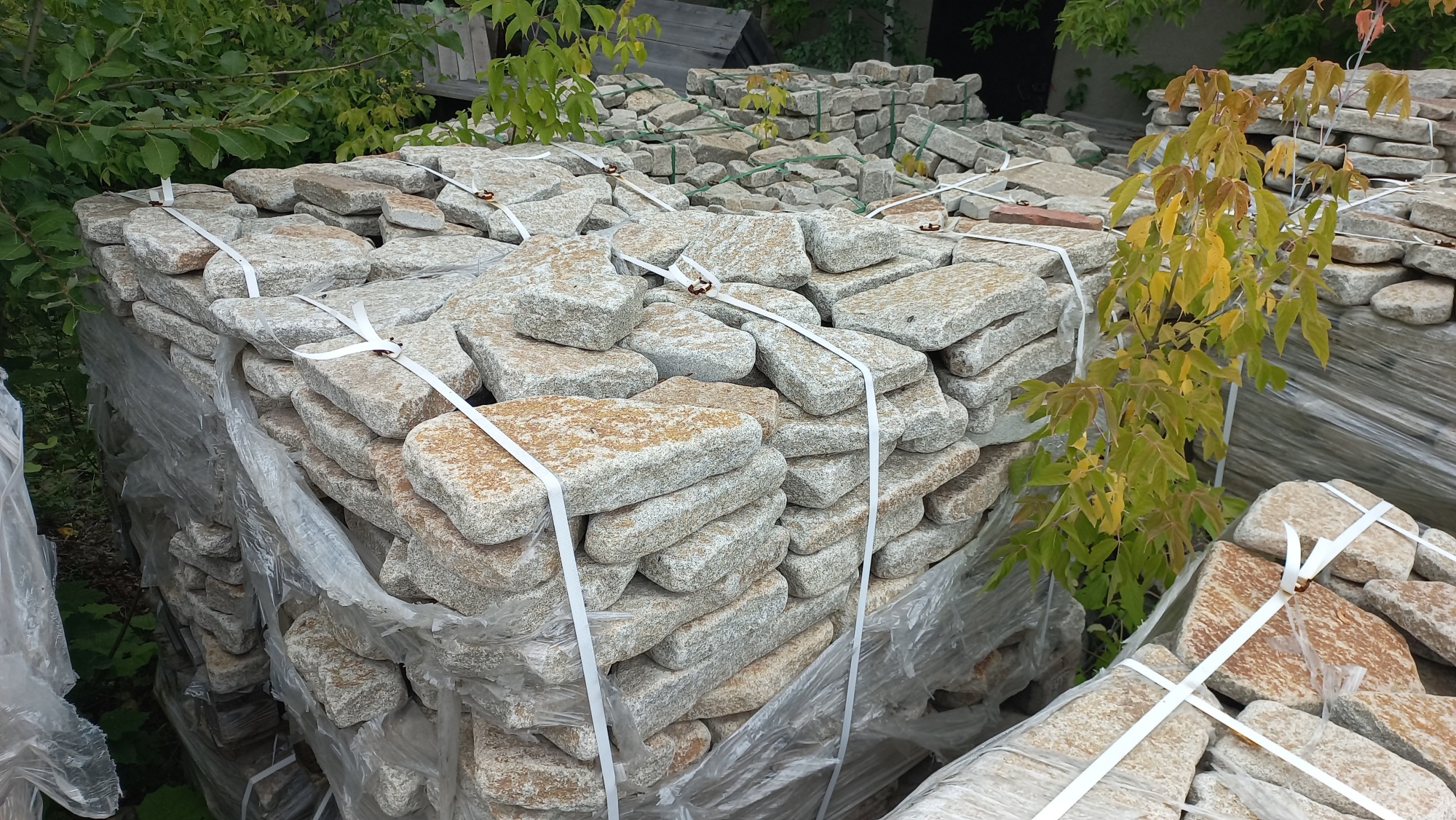 Плитняк галтованный гранитный для ландшафтного дизайна купить в Орловской области