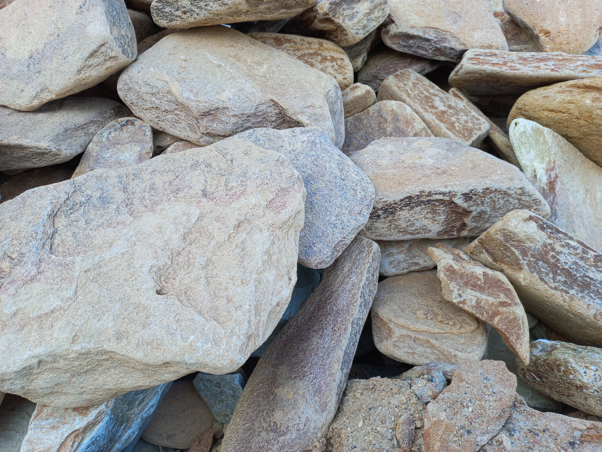 Златолит жёлтый, жёлто-зелёный глыбки и валуны для ланшафтного дизайна купить в Орловской области