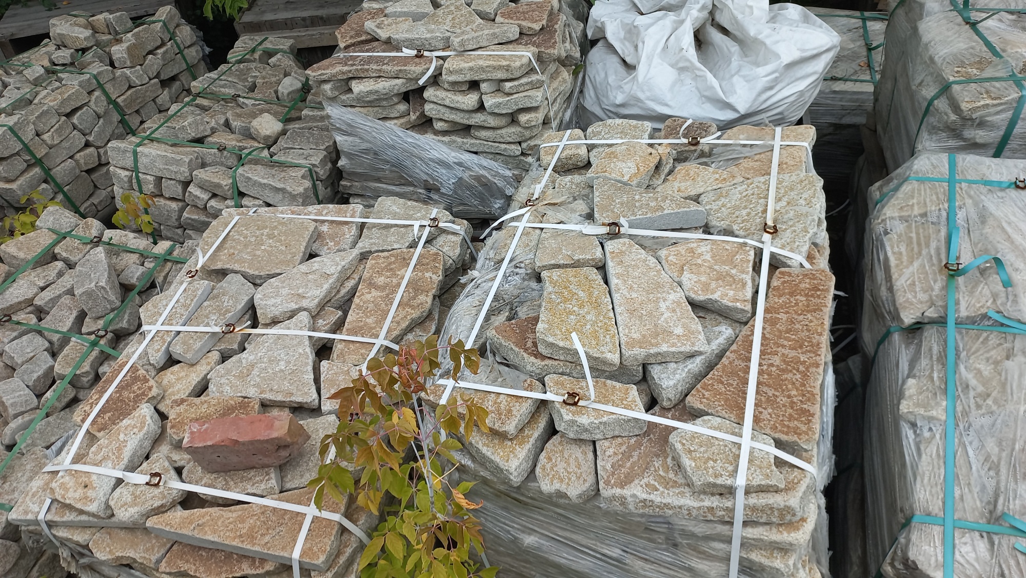 Плитняк гранитный галтованный купить в Орловской области