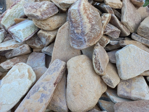 Златолит жёлтый, жёлто-зелёный глыбки и валуны для ланшафтного дизайна купить в Орловской области